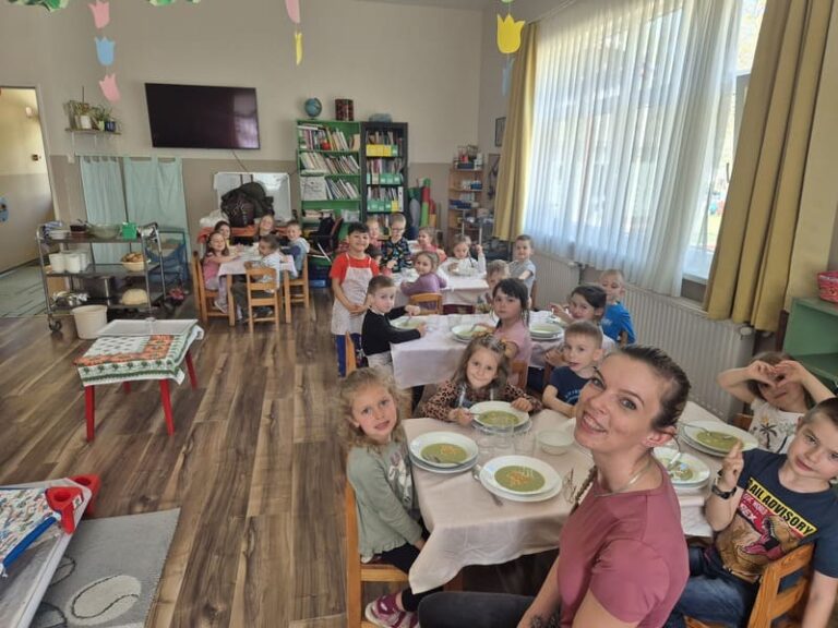 Zákányszéki Manó-kert Óvoda és Bölcsőde középső csoportja is boldogan vett rész a Kovász Katedrális foglalkozásán